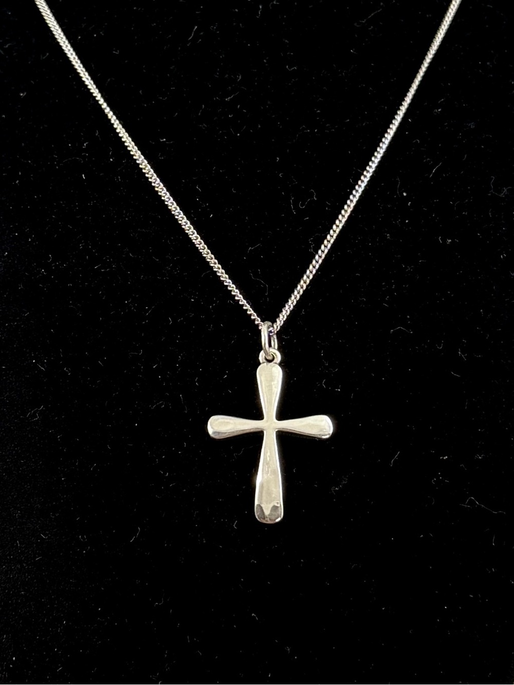 JAMES AVERY Sterling Silver Lightly Hammered Cross Pendant Curb Necklace RETIRED